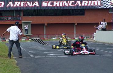 Kart: Mega Kart começou disputa do Campeonato Nova Schin com importante vitória na F4