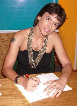 Informação: Suzane fará sessões de autógrafos no Salão do Carro