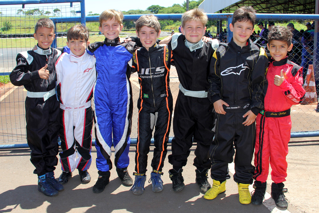 Kartistas da Escolinha de Londrina são aprovados Á  novas categorias