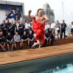 F1: Dirigente da Red Bull paga promessa e pula pelado em piscina