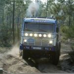 Rali Dakar: LÁ­der entre os caminhões tomba e abandona a disputa