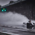 F1: Em treino atrasado pela chuva, Lewis Hamilton quebra recorde de pole-positions