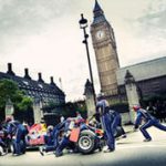 F1: Webber guia carro da Red Bull por Londres