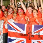 F1: Hamilton supera algoz e se torna o mais jovem campeão da história