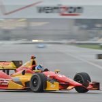 IndyCar: Com muita chuva, Sebastian Saavedra surpreende a marca a pole em Indianápolis
