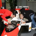 IRL: Kanaan e Castroneves visitam McLaren de Senna no Japão