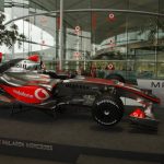 F1: Sem pompa, McLaren exibe novo carro em Woking