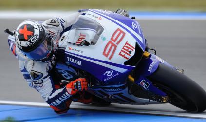 MotoGP: Valentino Rossi cai, Jorge Lorenzo vence e reabre luta pelo tÁtulo