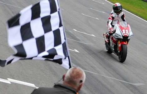 MotoGP: Ben Spies vence pela primeira vez