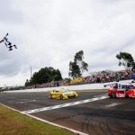 Stock: Cacá Bueno supera Ricardo MaurÁ­cio em Londrina e assume a liderança da Mobil Super Final 2011