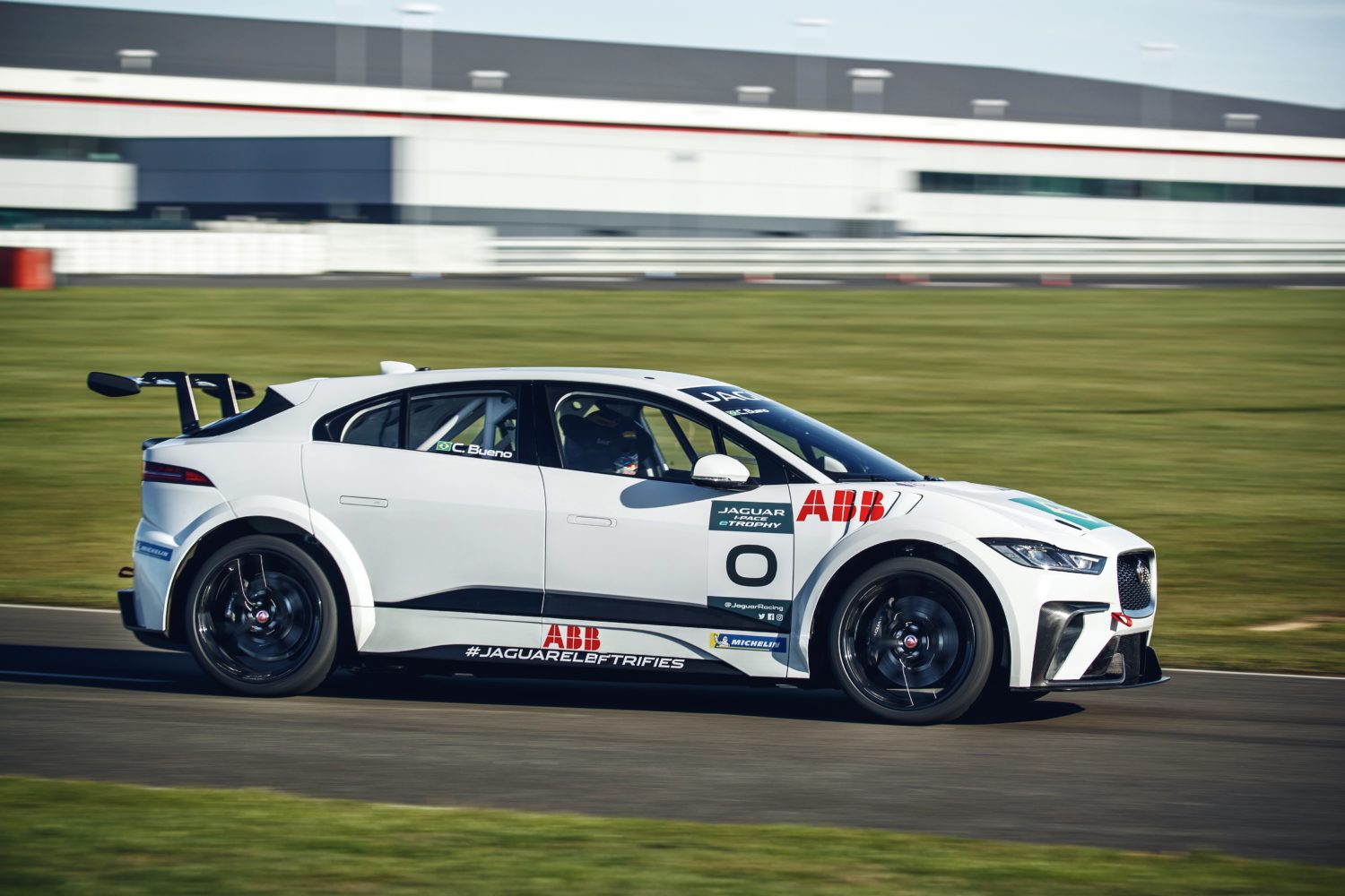 Cacá Bueno e Sérgio Jimenez fazem ajustes finais antes da abertura do Jaguar I-PACE eTROPHY
