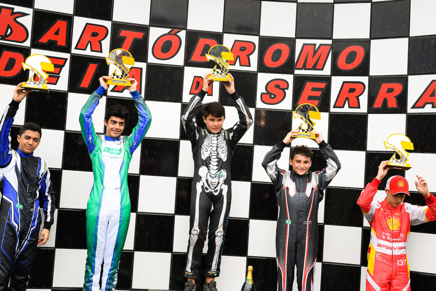 Nicolas Fabris (C) venceu e estÃ¡ um ponto atrÃ¡s do lÃ­der