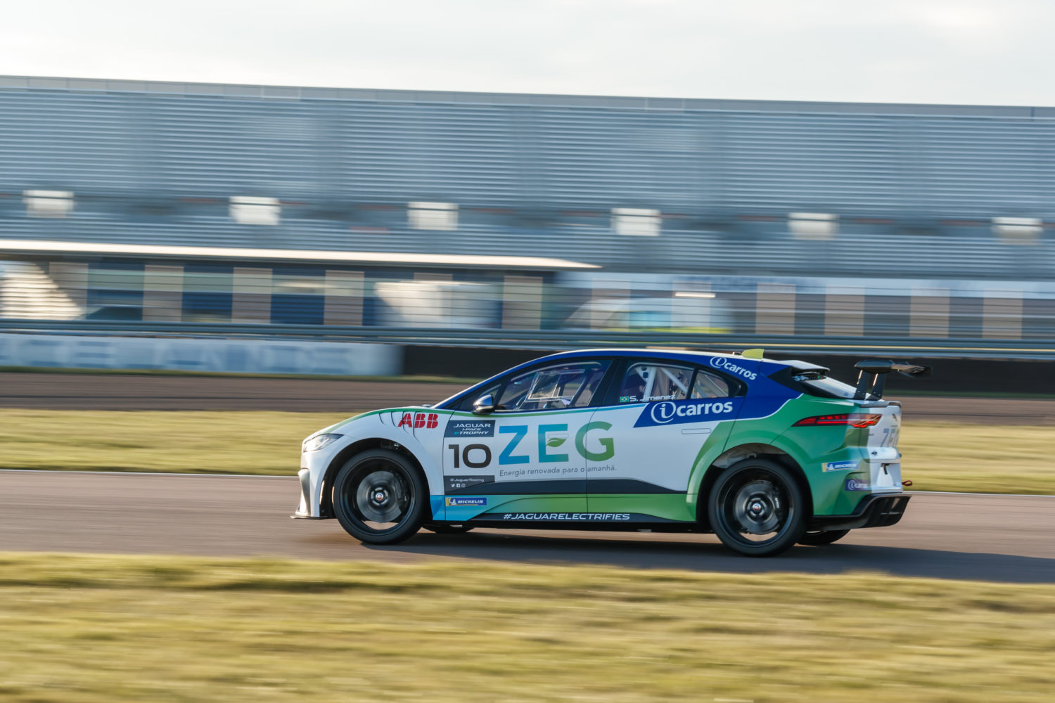 Do frio ao deserto. Cacá e Jimenez completam testes na gelada Inglaterra de olho na Arábia Saudita