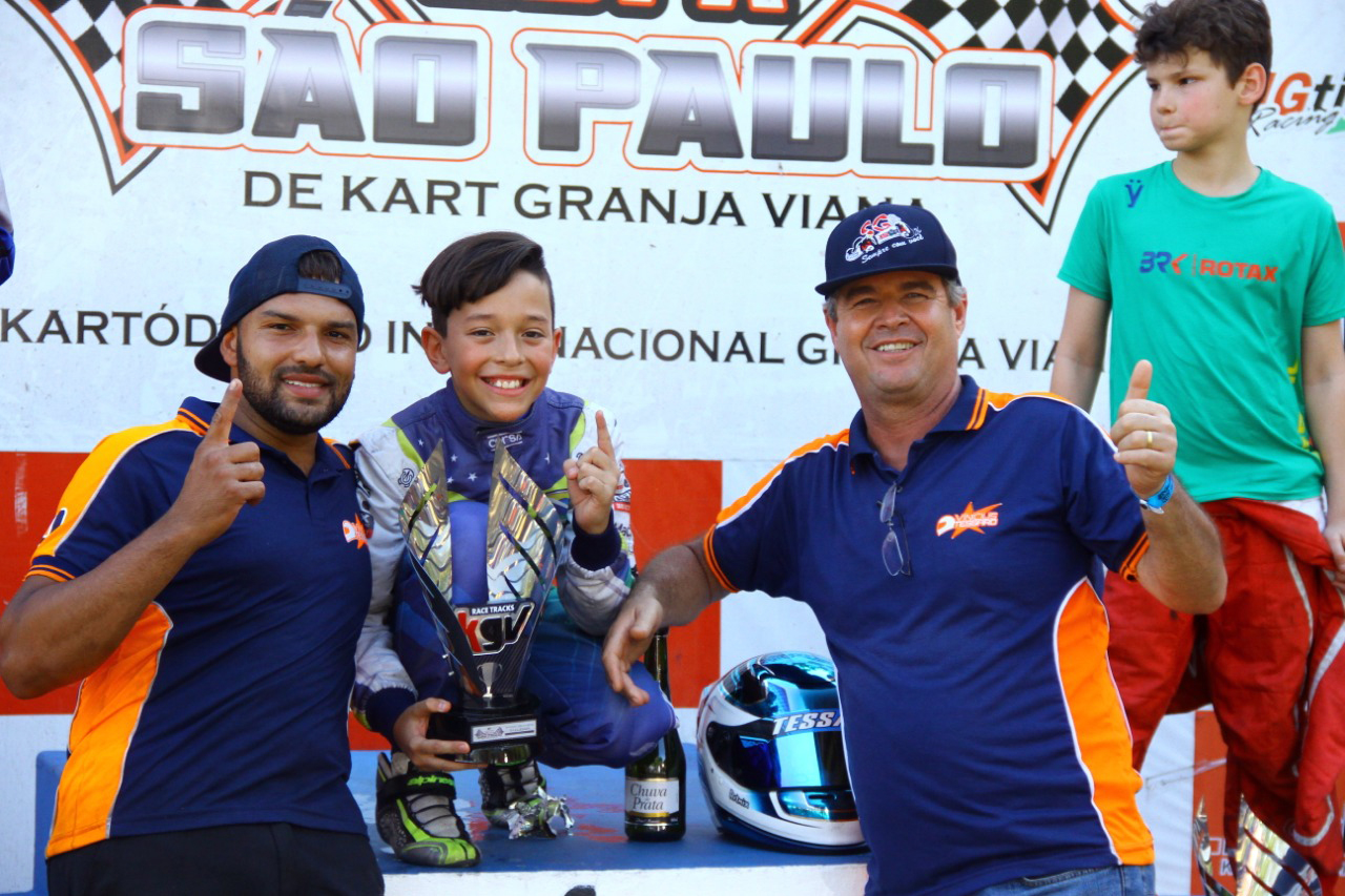 VinÃ­cius Tessaro comemora com Divino e SabiÃ¡, da SabiÃ¡ Racing