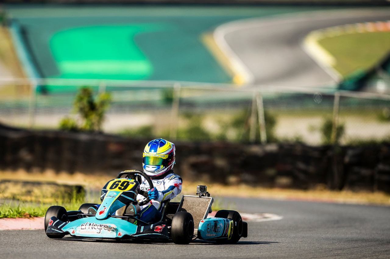 Pedro Clerot com o lendÃ¡rio "S" do Senna de Interlagos ao fundo