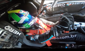 O piloto literalmente se encaixa no cockpit do moderno Cruze de competiÃ§Ã£o