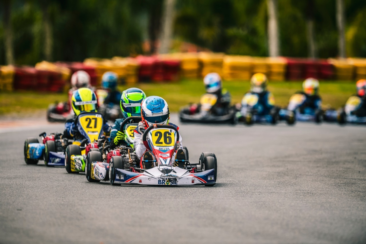 Pedro Lins liderando o pelotÃ£o no KartÃ³dromo Beto Carrero