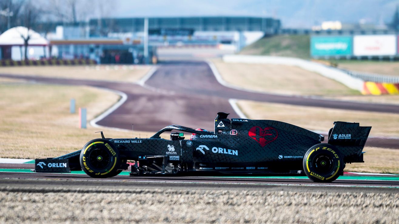 F1: Alfa Romeo aparece na pista com uma pintura em “pele de cobra” 📸