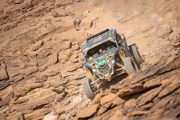 Rally Dakar: Brasileiros fazem conserto relâmpago no meio do Dakar