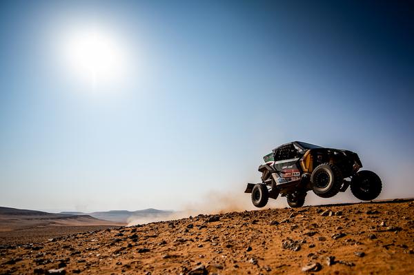 Brasileiros chegam em terceiro no encerramento da etapa-maratona do Dakar