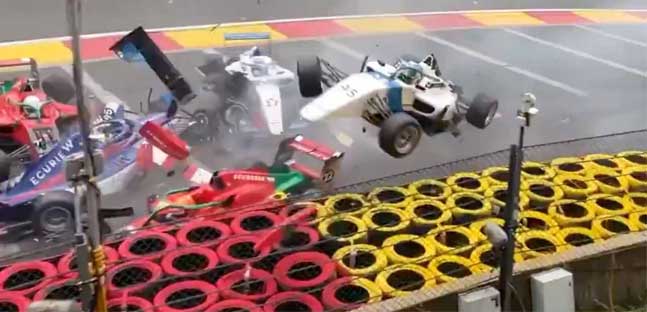 W Series Veja o forte acidente que envolveu seis carros em Spa-Francorchamps