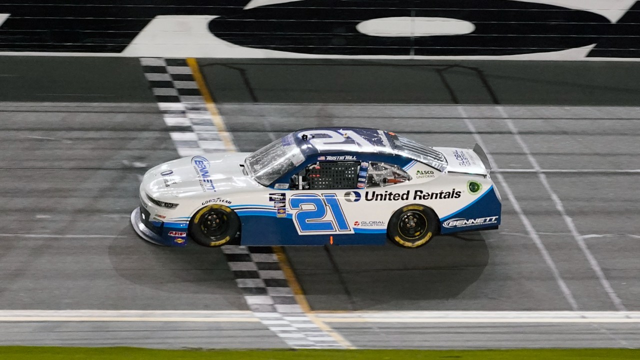 NASCAR XFINITY Series: Austin Hill vence prova encerrada com acidente espetacular