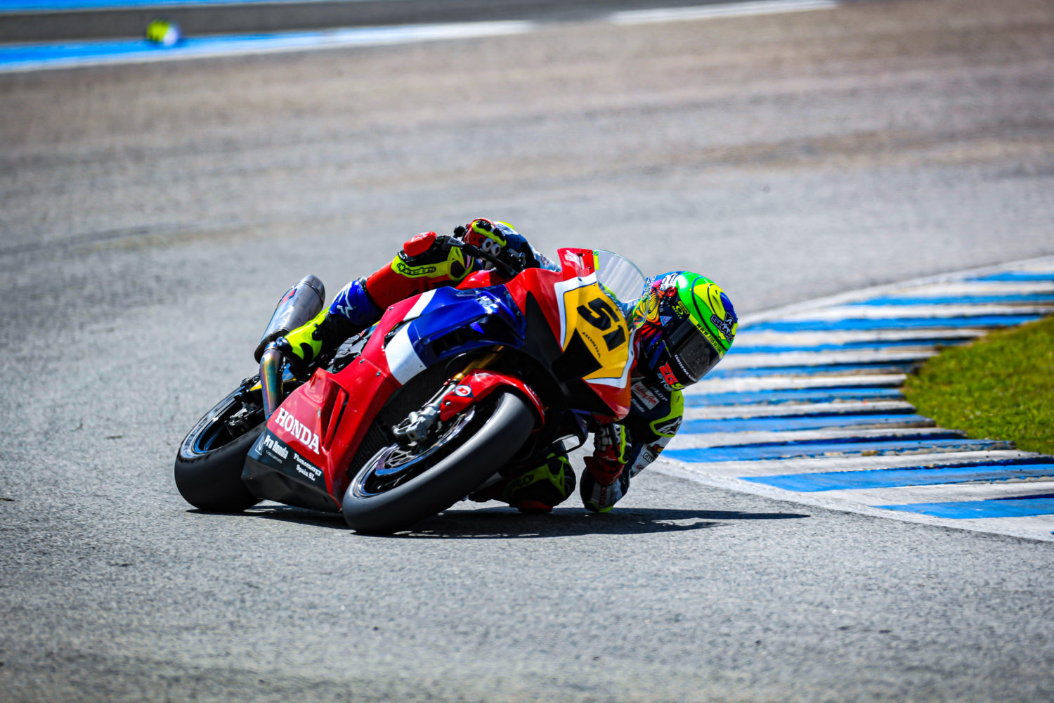 Eric Granado é derrubado por outro piloto e não completa primeira corrida do Espanhol de Superbike