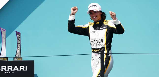 W Series: Jamie Chadwick vence as duas provas em Miami