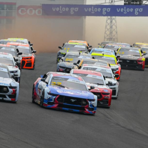 Vitor Genz brilha em etapa histórica da NASCAR Brasil em 100 milhas