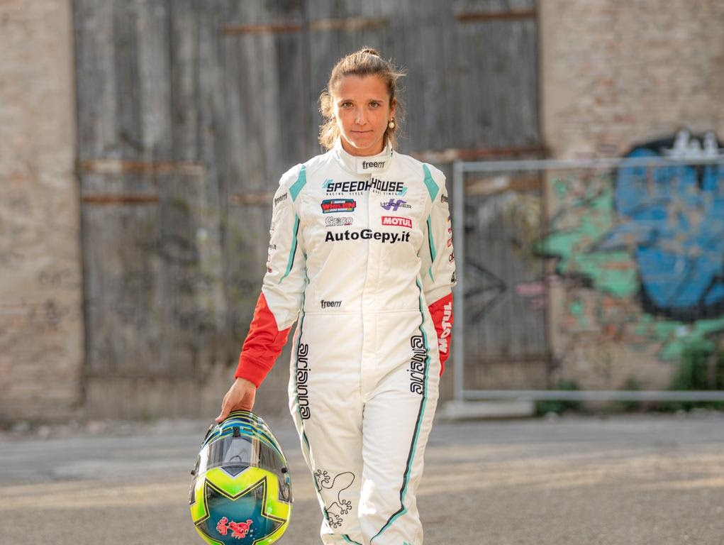 Italiana Arianna Casoli será a primeira mulher a competir na NASCAR Brasil Series