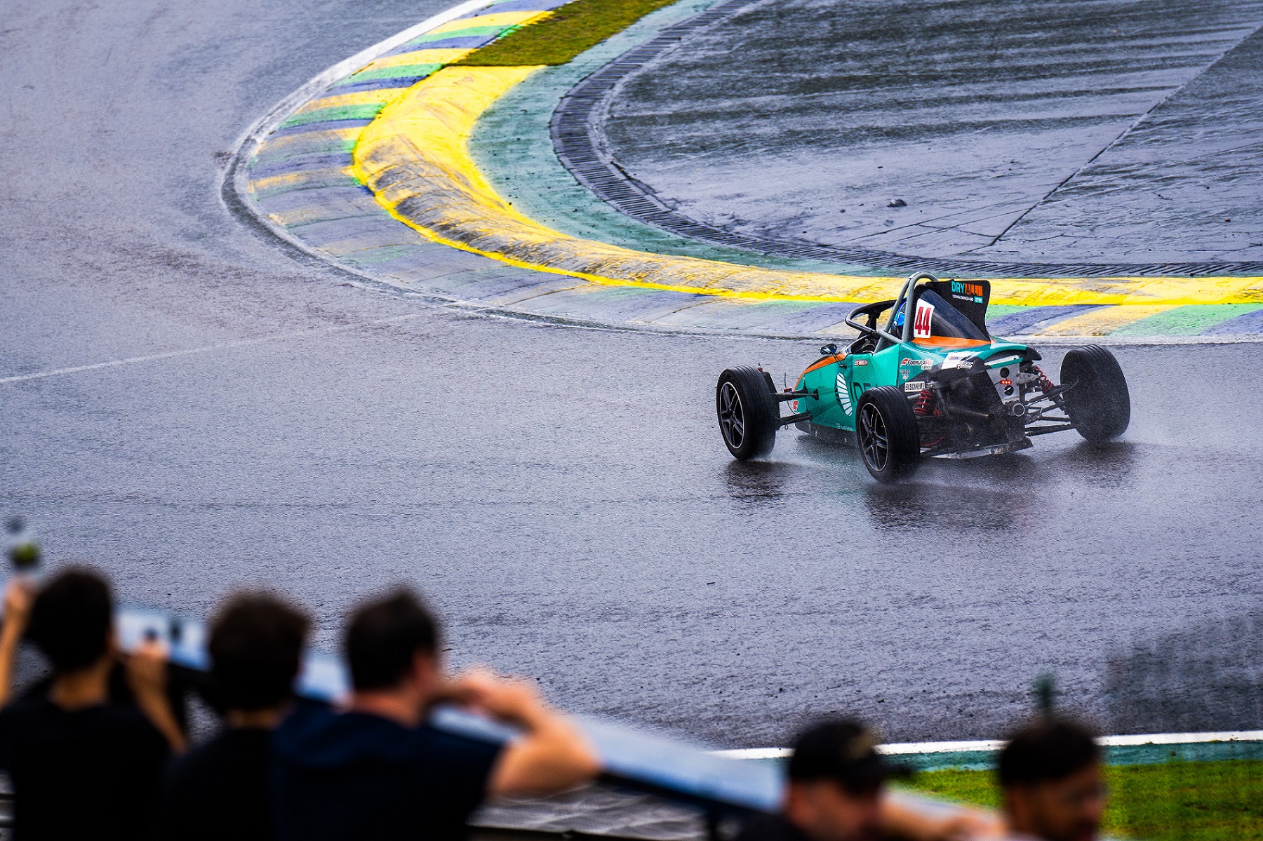 Levi Simões é bicampeão da Fórmula Vee ao superar drama com motor em Interlagos