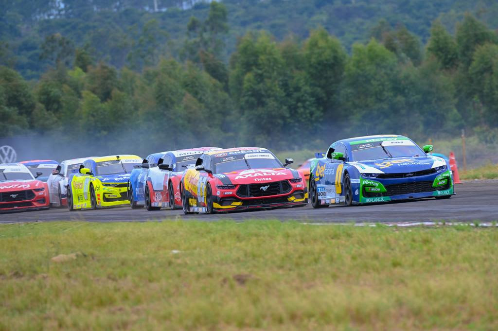 NASCAR Brasil: em final emocionante, Jorge Martelli venceu a Corrida 2 da abertura de 2025
