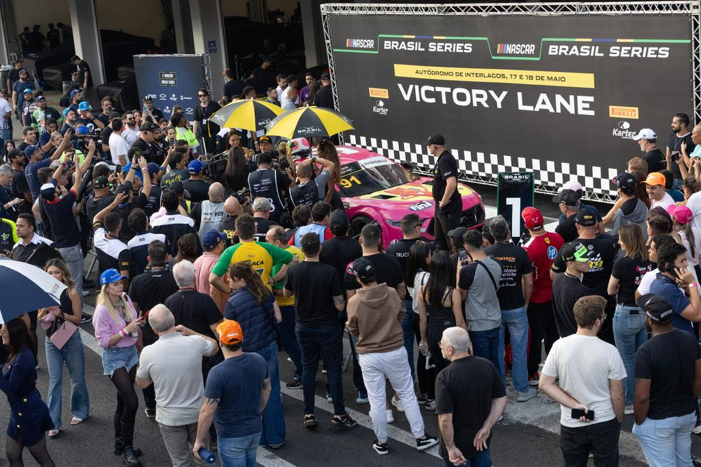 Rubens Barrichelo conquista sua primeira vitória na NASCAR Brasil