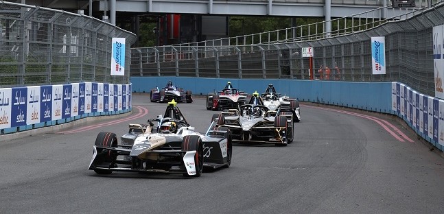 Fórmula-E: Nick Cassidy vence as duas provas do e-Prix de Londres