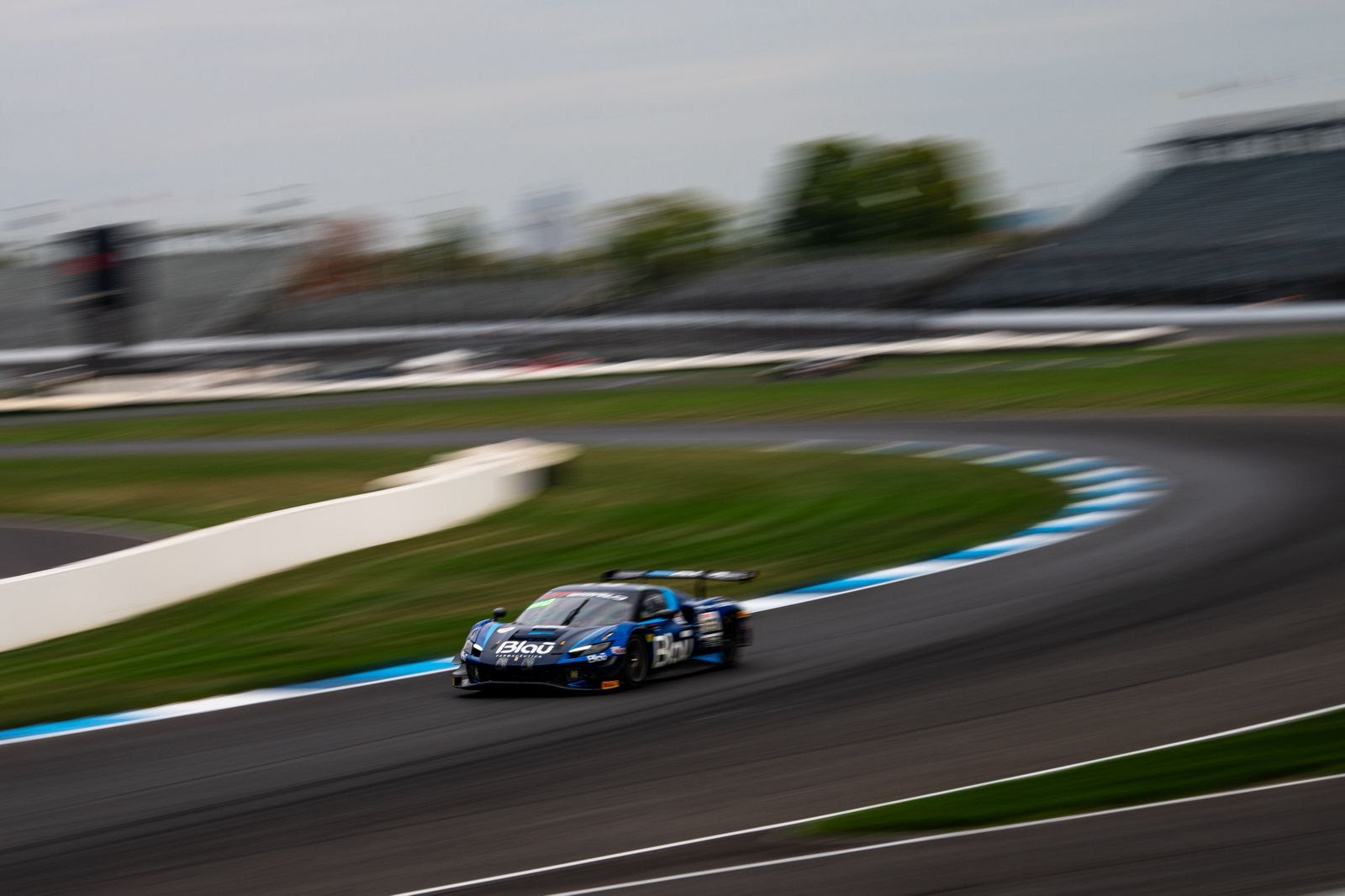 Trio brasileiro vai em busca da vitória nas 8 horas de Indianápolis a bordo da Ferrari 296 GT