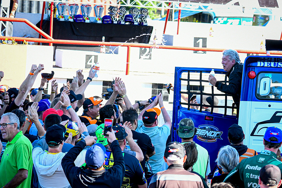 Fogaça reestreia na Fórmula Truck com show e vitória em Guaporé