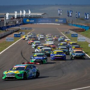Histórico: Nelson Piquet Jr. vence GP BRB e recebe troféu das mãos do pai em Brasília