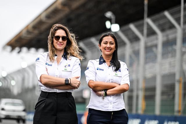 Fórmula E: Bia Figueiredo e Rachel Loh treinam voluntárias para a FIA Girls on Track Experiência para Estudantes no Anhembi