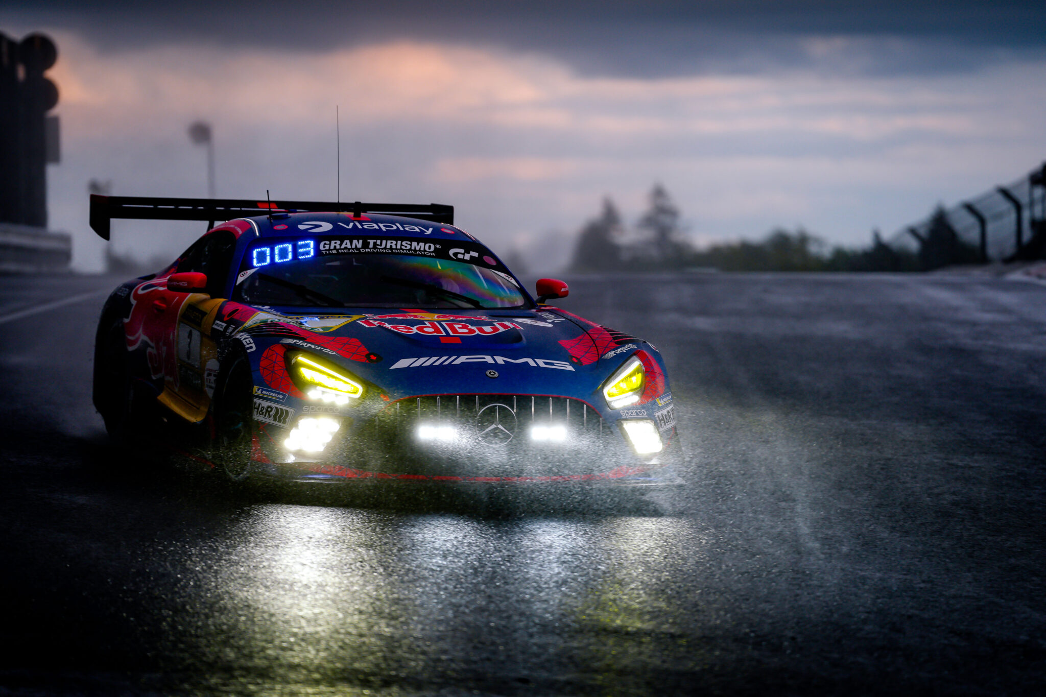 24h de Nürburgring 2026: Chuva extrema e aquaplanagem marcam qualifying; Verstappen e Mercedes lideram