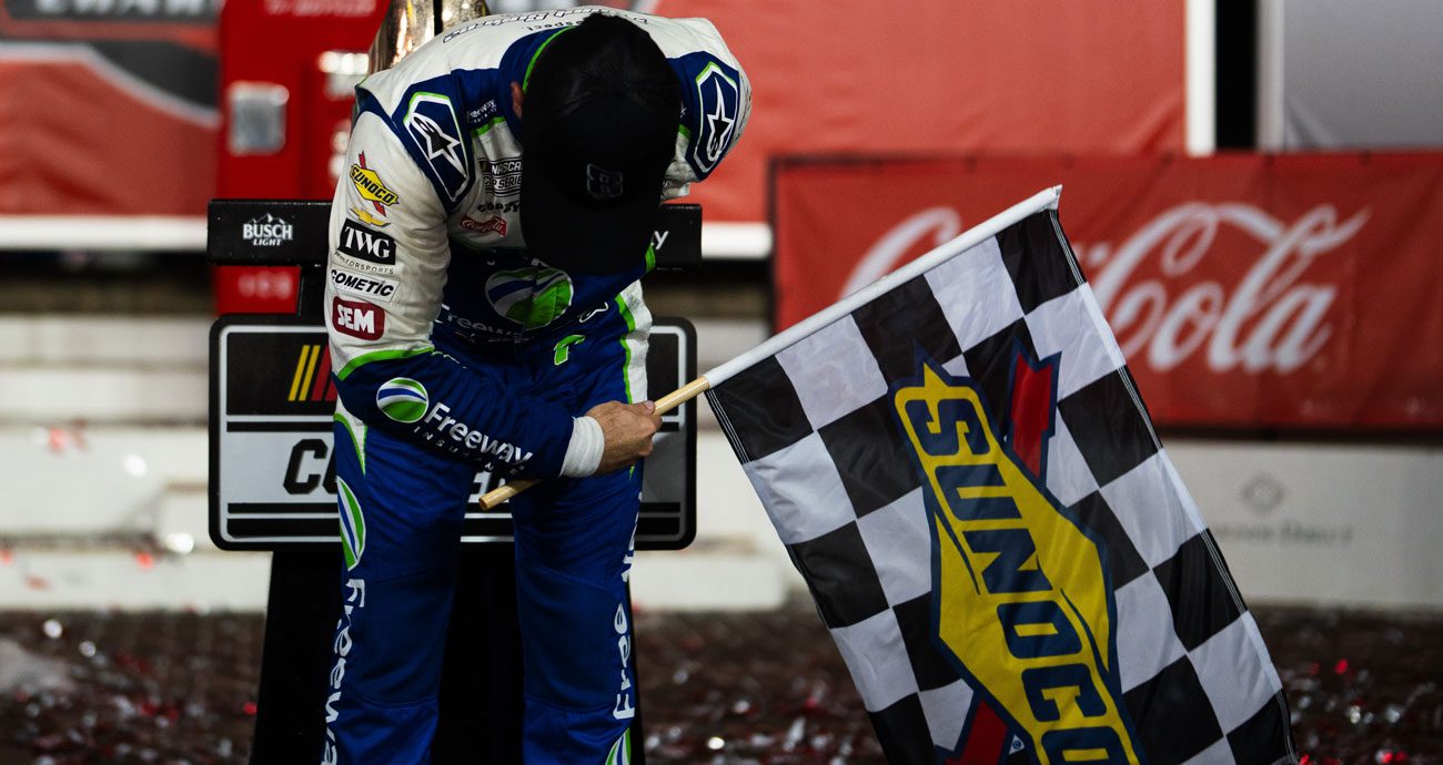 Daniel Suárez vence Coca-Cola 600 em Charlotte e homenageia Kyle Busch em vitória emocionante