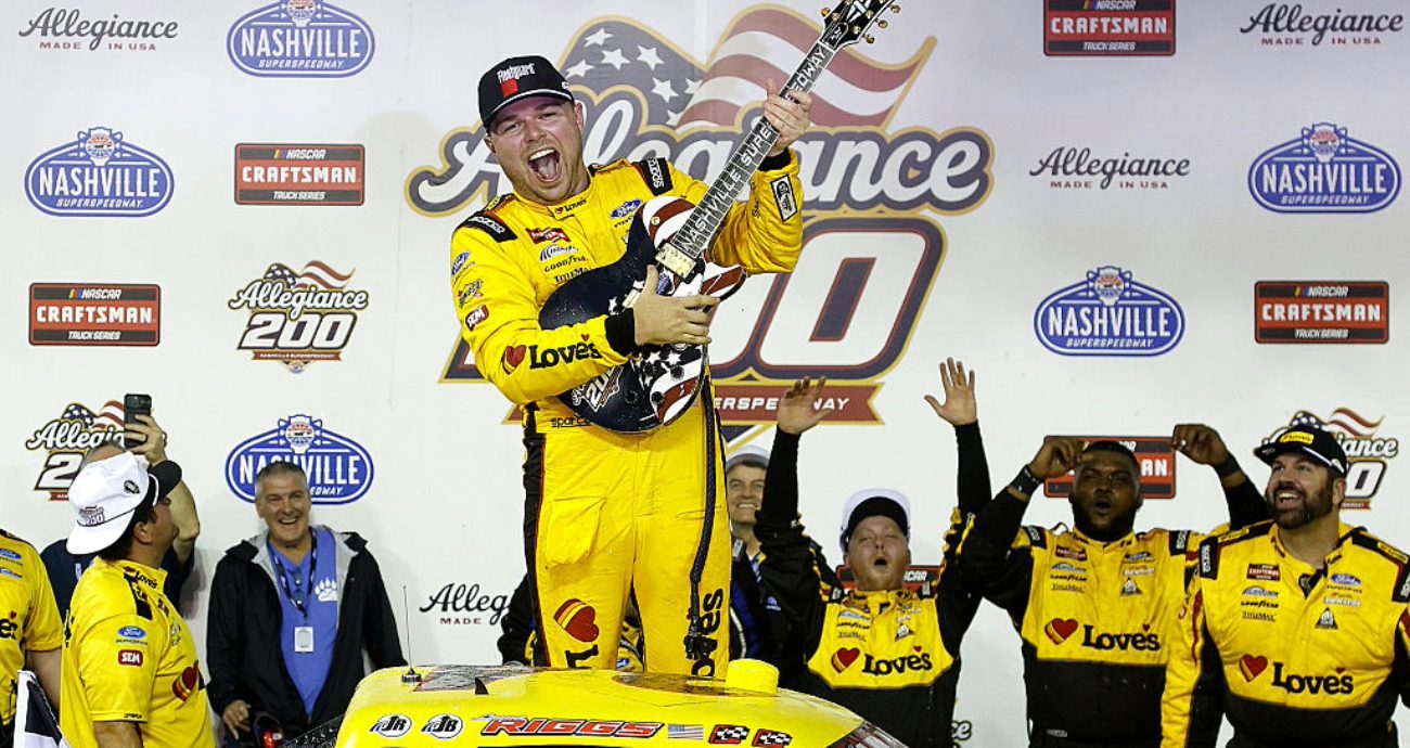 Layne Riggs Vence Nashville Craftsman Truck Series 2026 Ultrapassagem Ultima Volta