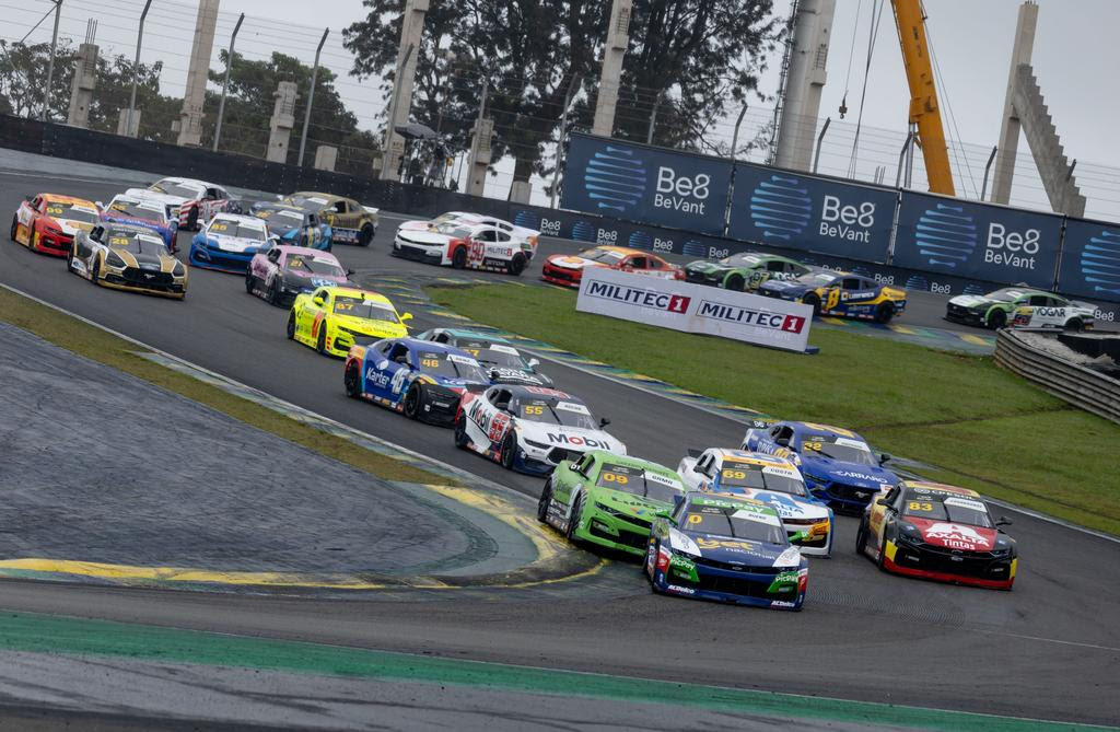NASCAR Brasil: Sob garoa, Nicolas Costa leva a melhor na Corrida 1 da NASCAR Brasil em Interlagos