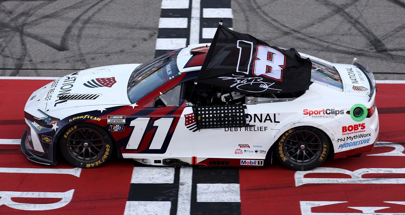 NASCAR Cup Series 2026: Denny Hamlin conquista vitória épica em Michigan, homenageia Kyle Busch e reduz vantagem de Tyler Reddick