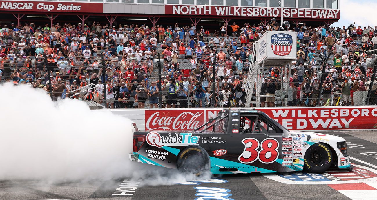 Chandler Smith domina e conquista vitória histórica na NASCAR Truck Series em North Wilkesboro 2026