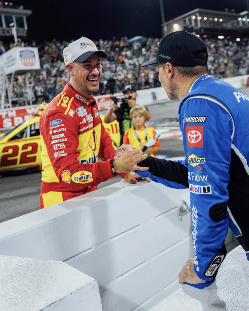 NASCAR Cup Series: Logano vence em North Wilkesboro e Hamlin reconhece excelência do rival em duelo histórico