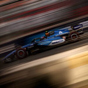 F1: Carlos Sainz é punido com perda de 5 posições no GP do Azerbaijão após infração com bandeiras amarelas no qualifying