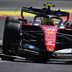 F1: Hamilton abre o jogo sobre luta pelo título na Ferrari: ‘Ainda há um longo caminho a percorrer’