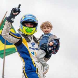 Henrique Basso vira sobre Gabriel Ymagawa na última curva e vence Corrida 2 do MBR em Cascavel