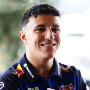 Isack Hadjar renova com a Red Bull para 2027 e confirma retorno no GP do Azerbaijão após lesão