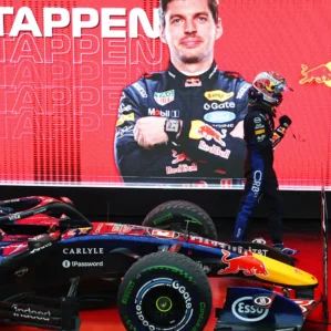 Verstappen Vence Sprint Singapura Chuva Russell Bate Mclaren